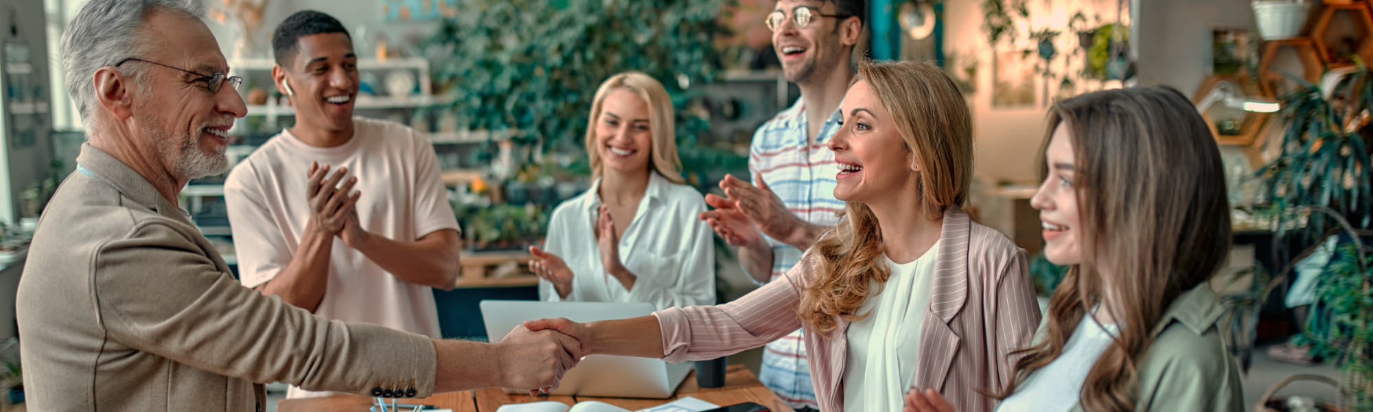 Het team van AllMediaLab webdesign is op bezoek bij een bedrijf in Geleen en wederzijds worden handen geschut voor het nieuwe webdesign contract, drie vrouwen en drie mannen.